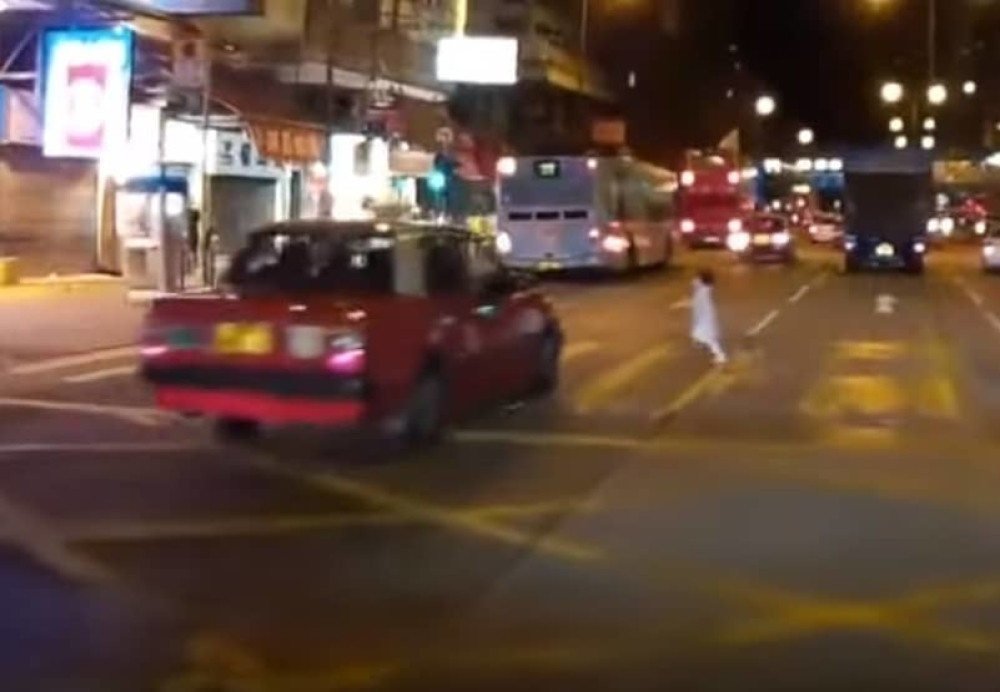 Devojčica preživela strašnu nesreću (UZNEMIRUJUĆI VIDEO)