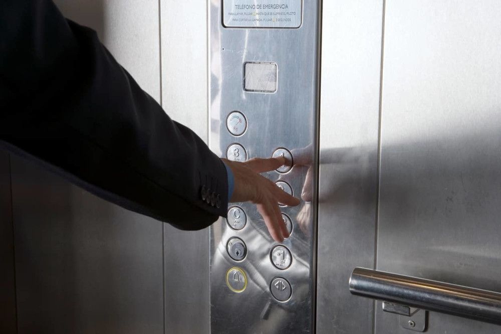 Evo zašto liftovi uvek imaju ogledalo