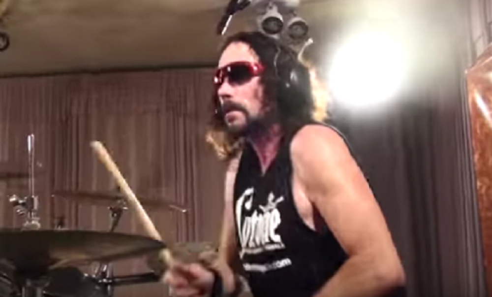 Slavni bubnjar preminuo tokom koncerta (VIDEO)