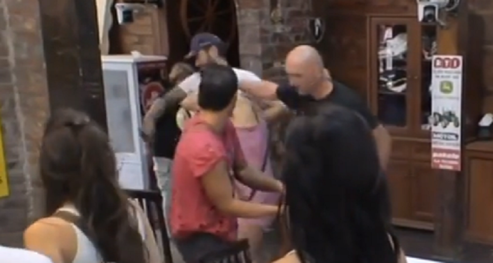 Farmeri se gađali jajima! (VIDEO)