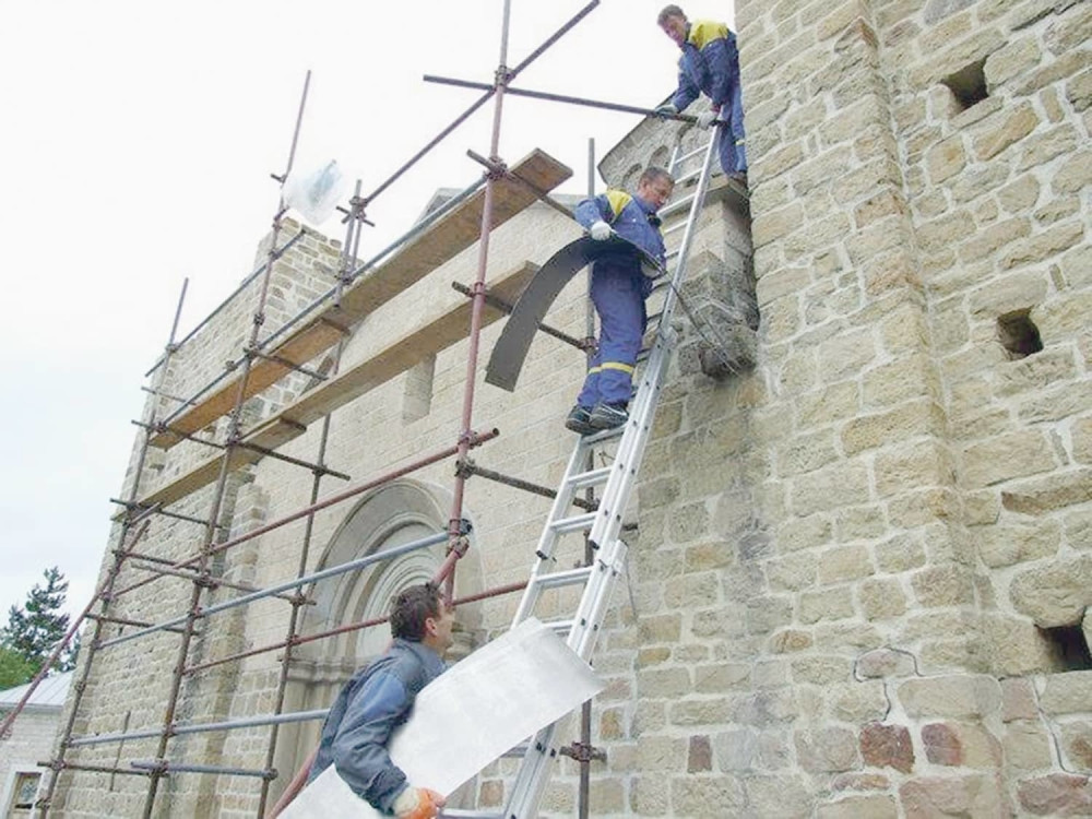 Ministre, stupove dižemo s verom u boga!