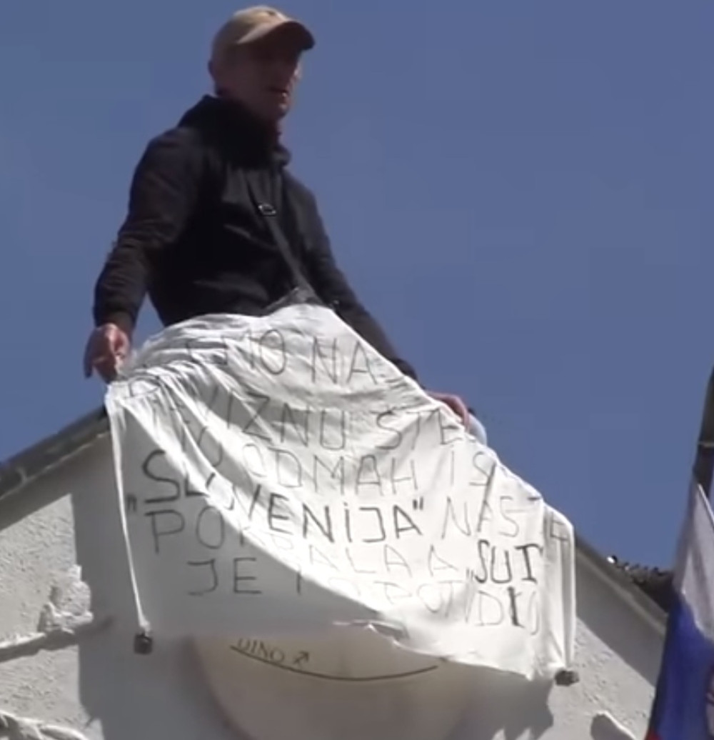 Uhapšen muškarac koji je pretio skokom sa ambasade (VIDEO)