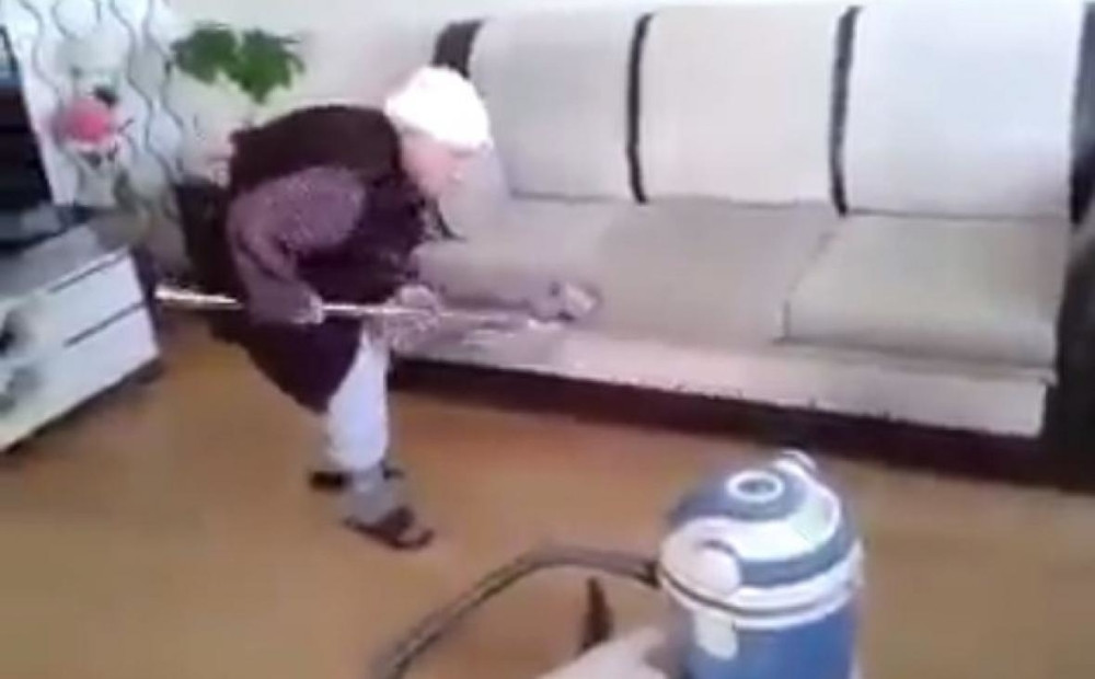 Bako, kako čisti usisivač bez cevi? (VIDEO)