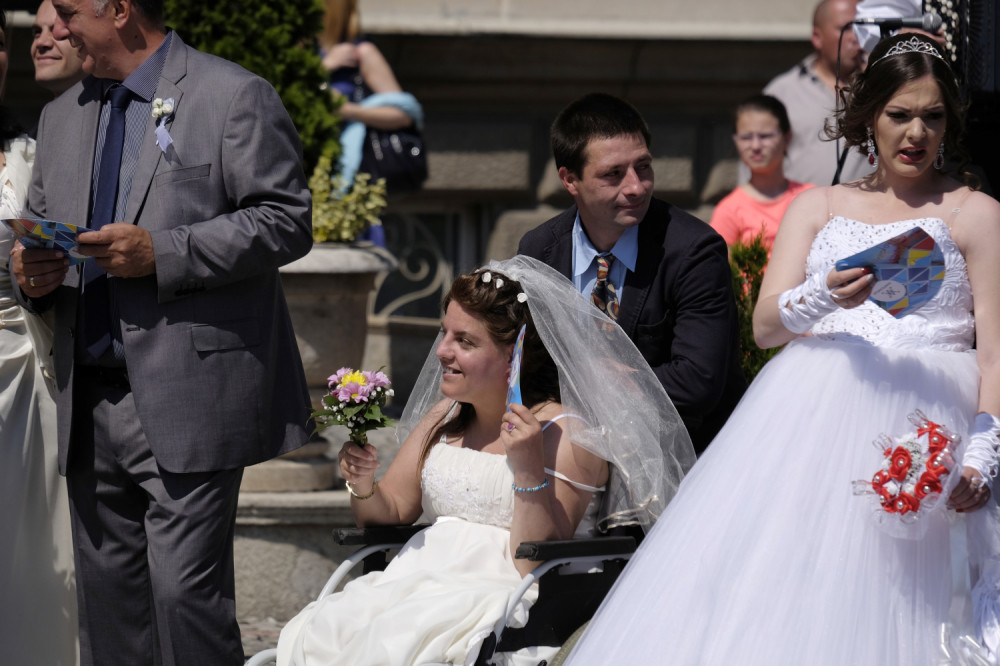 Došli na venčanje da bi videli ćerku (VIDEO)