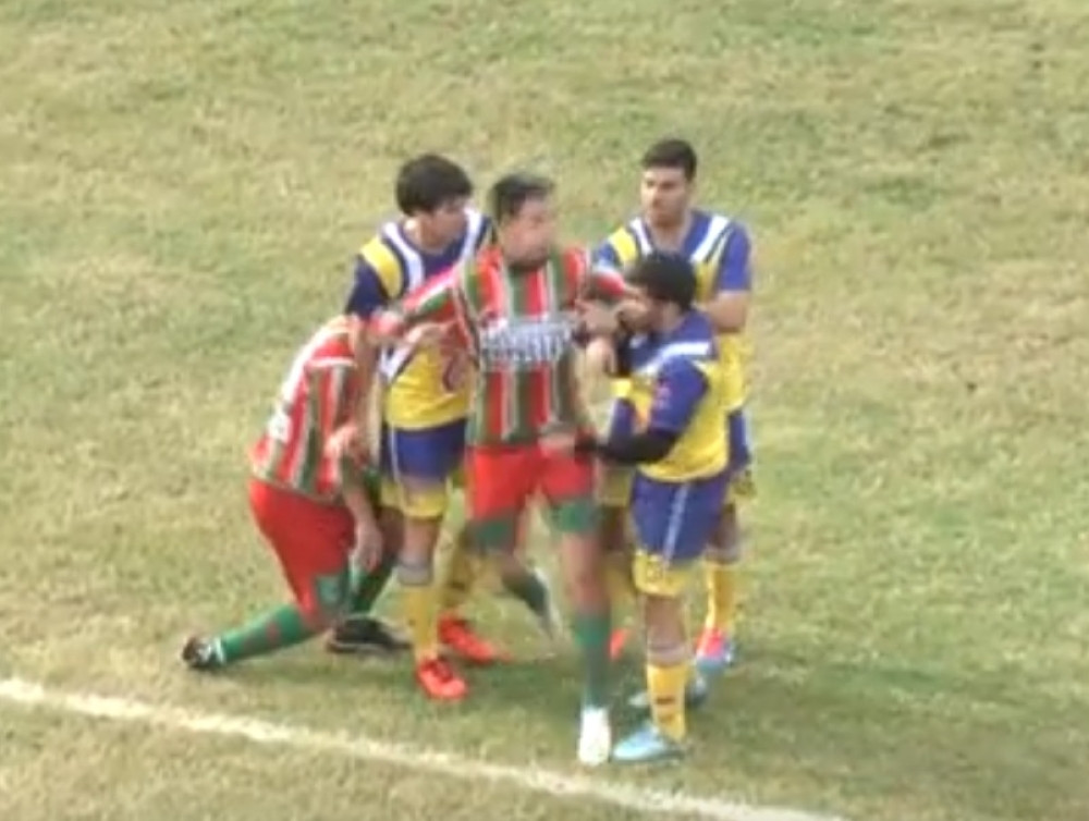 Fudbaler preminuo posle udarca! (UZNEMIRUJUĆI VIDEO)