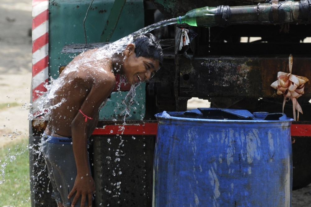 Vrućine istopile puteve i ulice (FOTO+VIDEO)