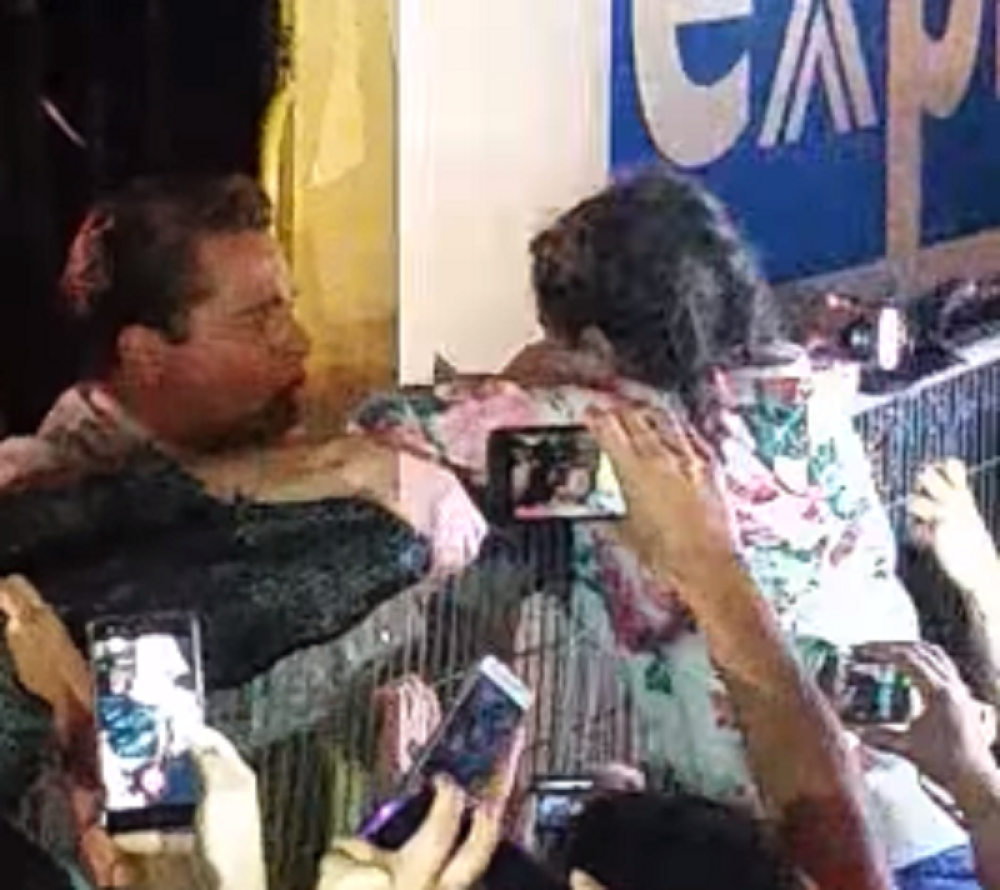 Bred Pit spasao devojčicu dok se gušila (VIDEO)