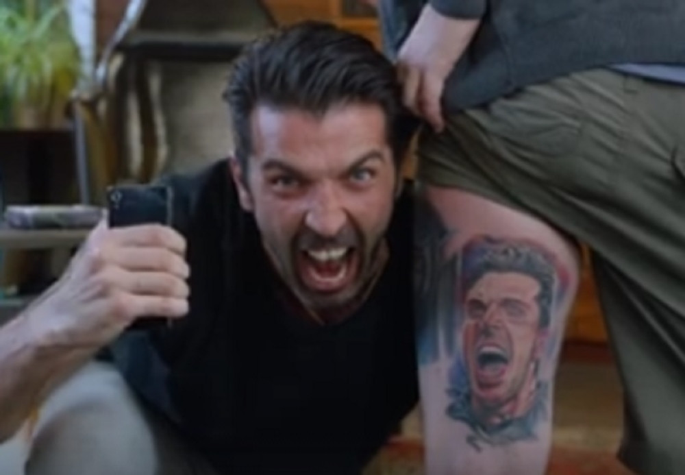 Bufon istetovirao sopstvenog fana (VIDEO)