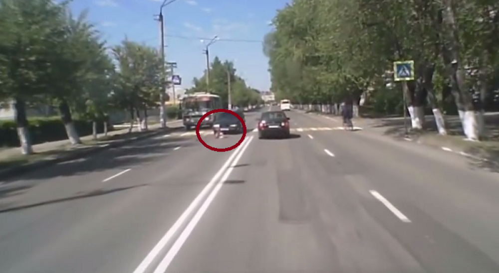 Oborio devojčicu (9) na pešačkom, vozači ga linčovali! (VIDEO)