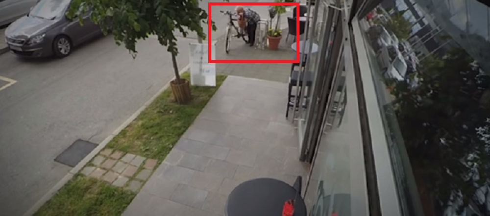 Baka koja krade bicikl, ustvari glumica! (VIDEO)