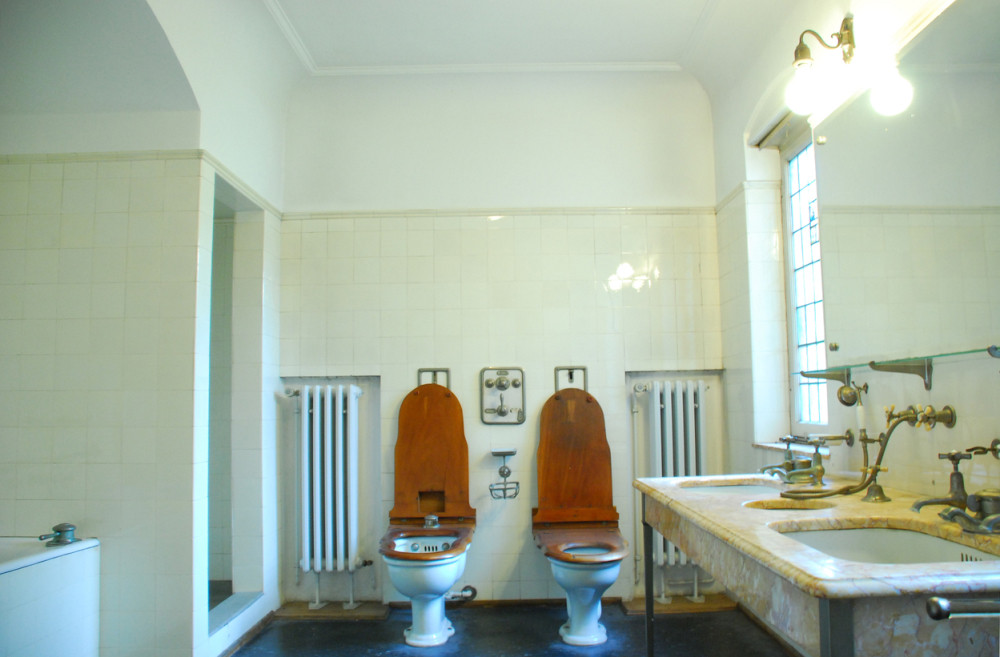 Roditelji živeli u toaletu, da bi školovali decu!