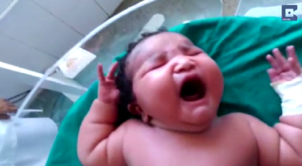 Rodila se beba od 6,8 kila! (VIDEO)