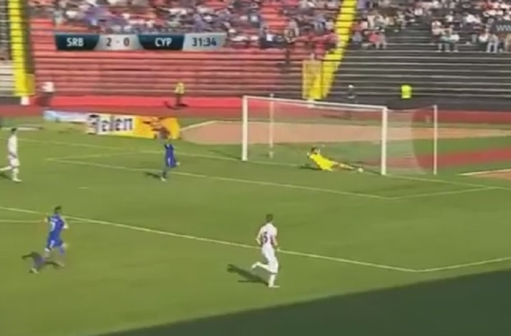 Komičan autogol Maksimovića (VIDEO)