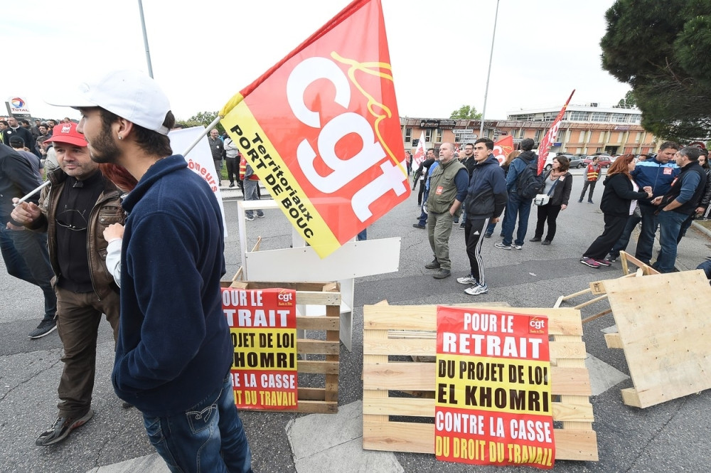 Francuska: Sindikalci pale gume i blokiraju mostove (FOTO)