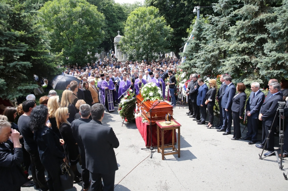 Sahranjen Bata Živojinović (FOTO + VIDEO)
