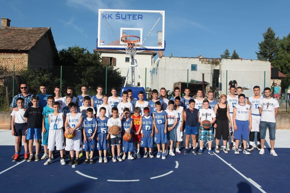 Otvoren teren za decu Sremčice!