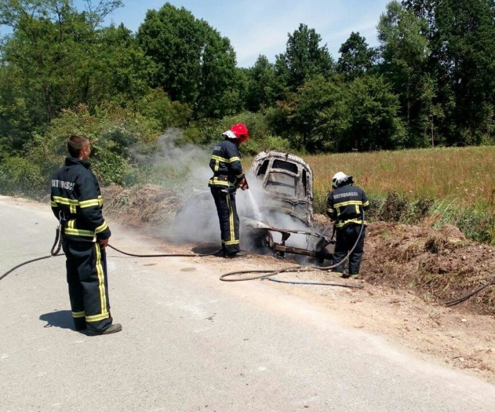 Ljudi s fantomkama pucali na meštane
