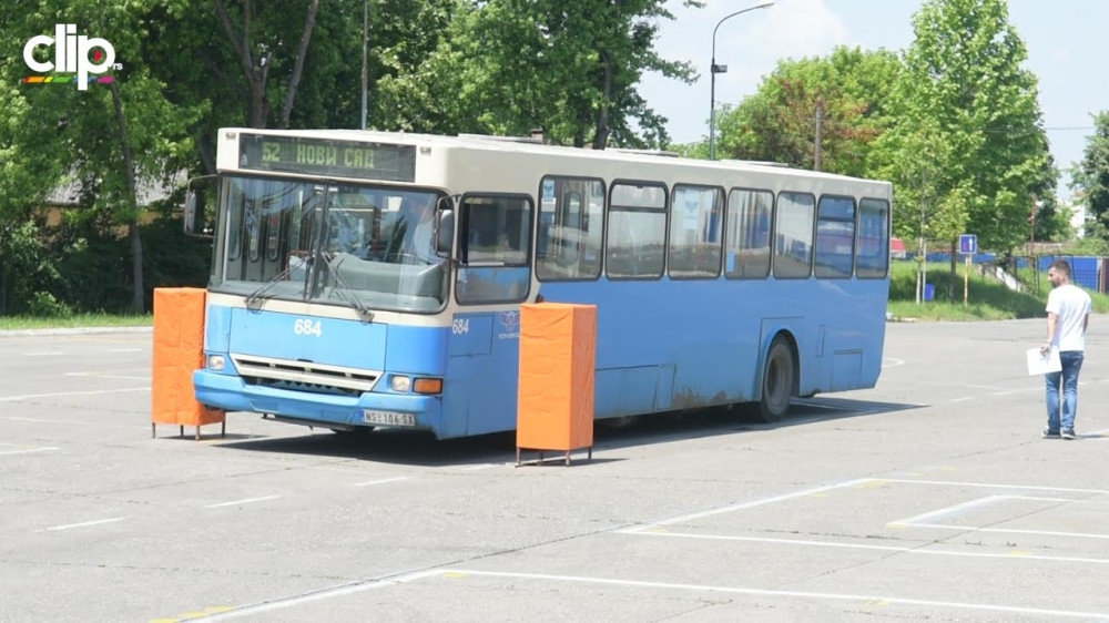 Pobednik u trci autobusa (VIDEO)