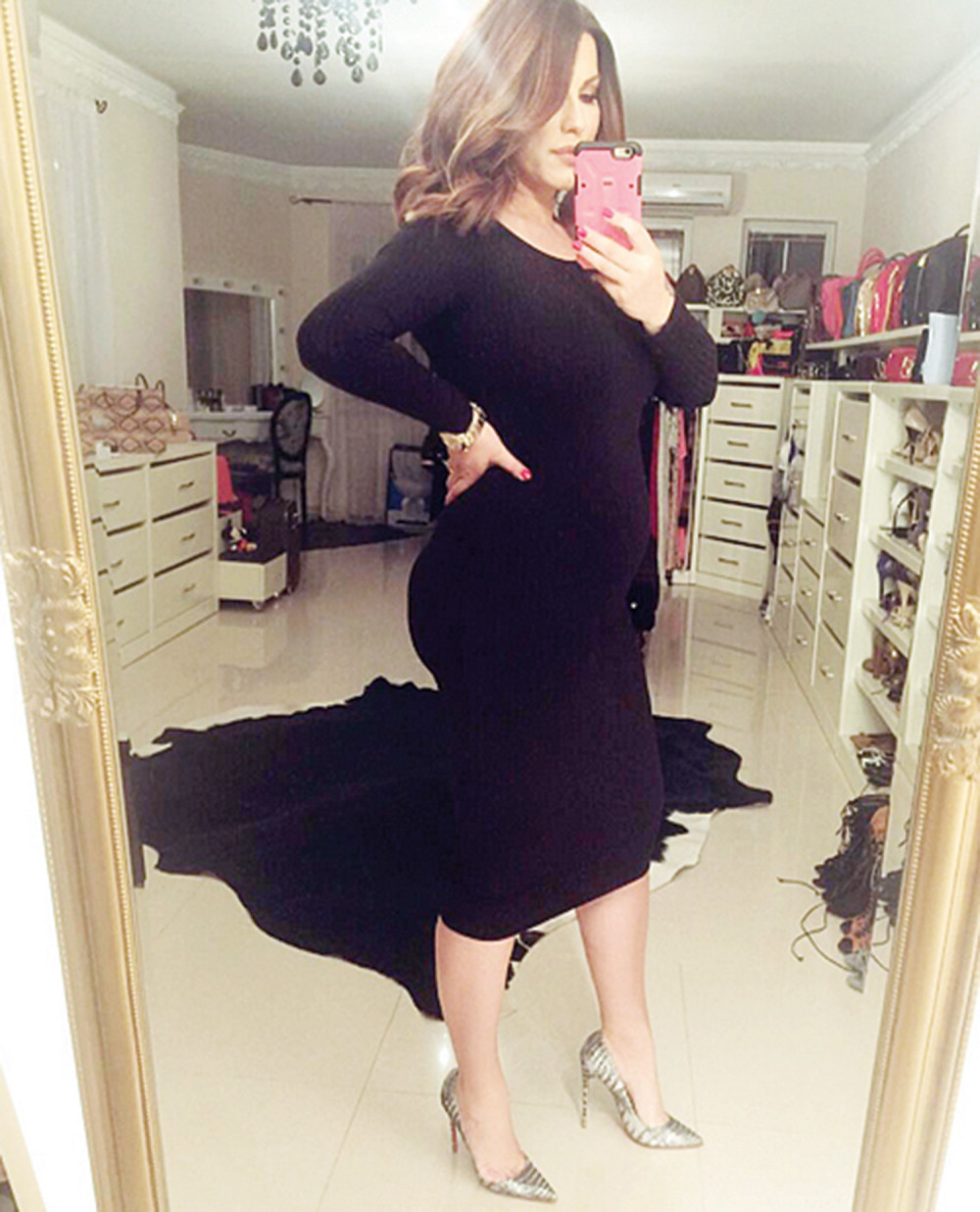 Seka pokazala stomak u uskoj haljini