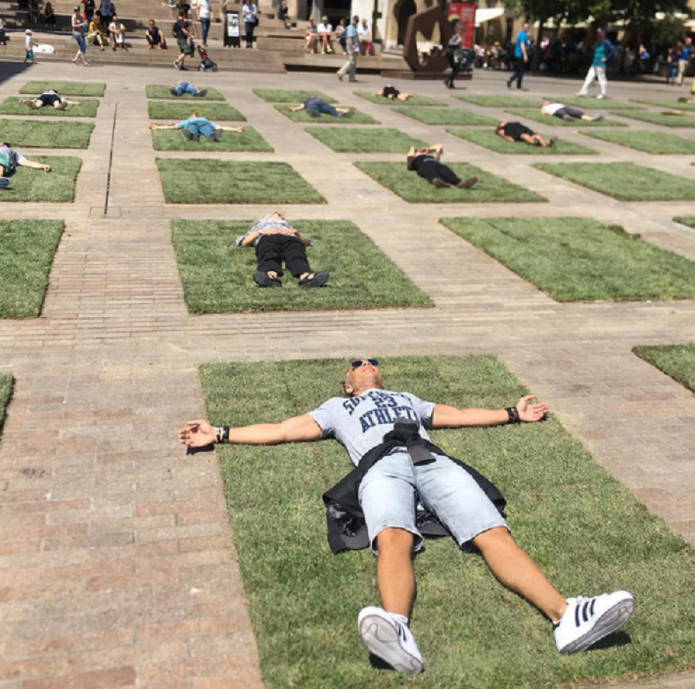 Kalinić zaspao na travi (FOTO)