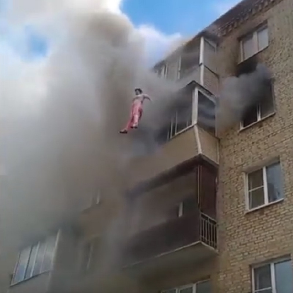 Porodica s bebom skočila kroz prozor (VIDEO)