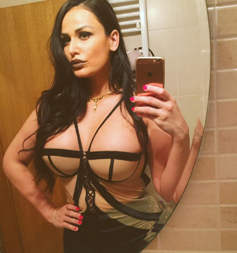 Indi uzbudila muškarce seksi fotkom