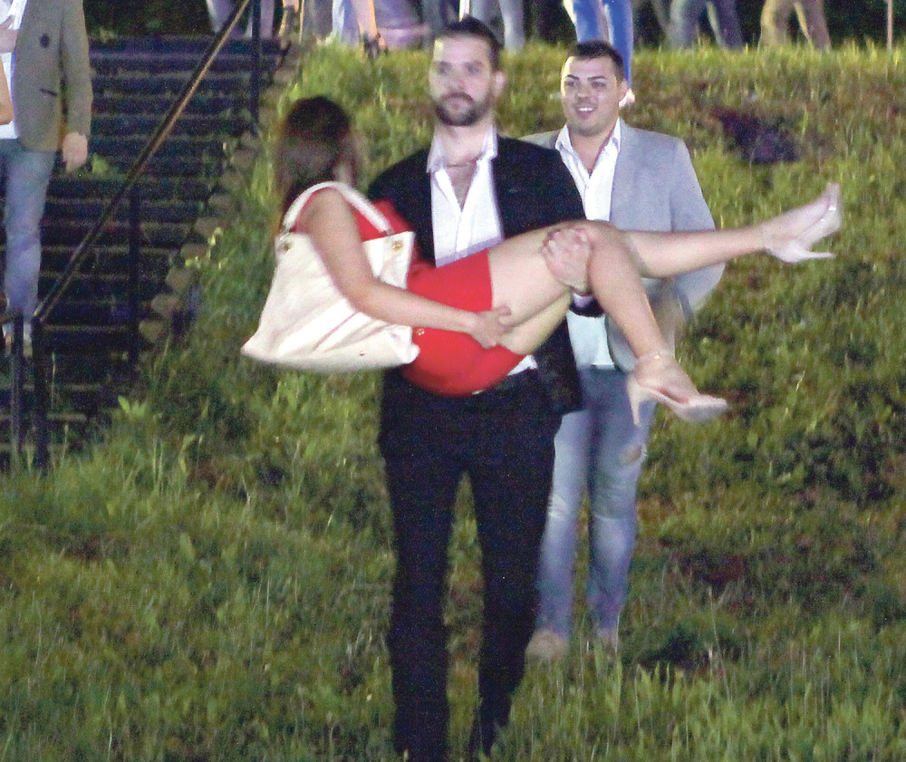 Aleksandra i Filip se povatali na livadi!