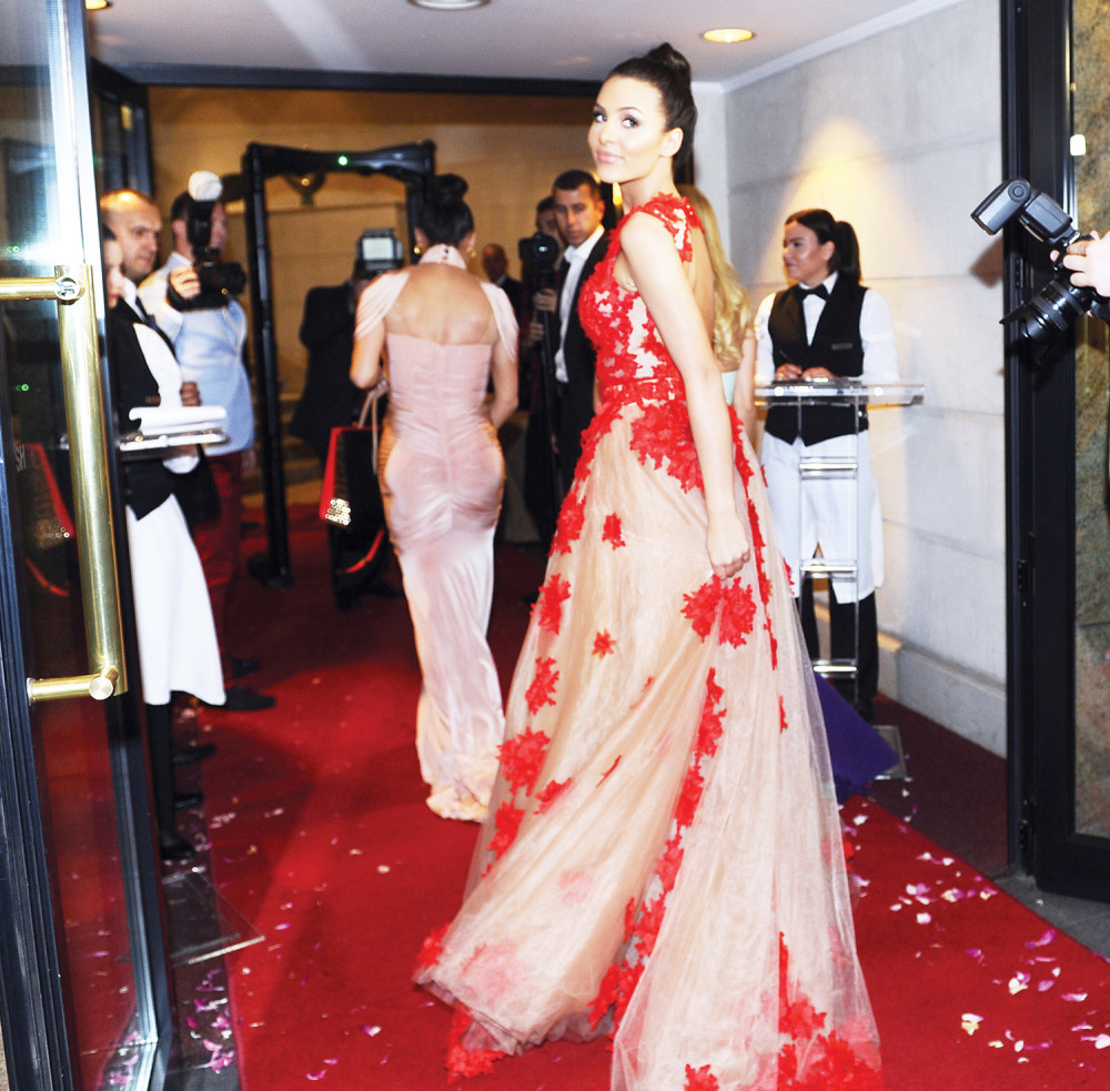 Nećete verovati gde jede Anastasija (FOTO)