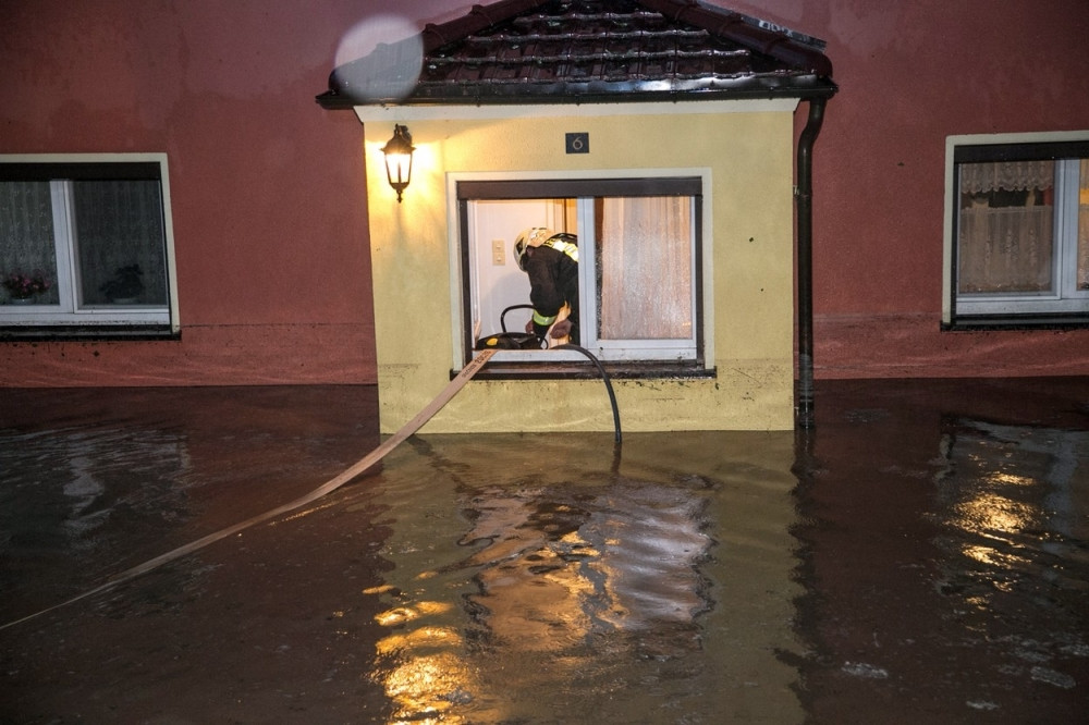 Blato nosi sve pred sobom u Nemačkoj (VIDEO)
