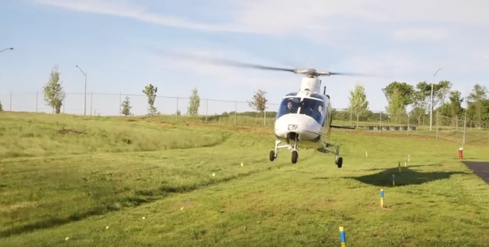 Uz pomoć helikoptera vadi zub sinu?! (VIDEO)