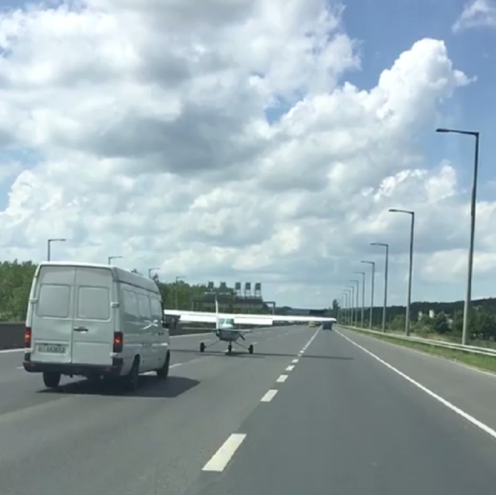 Pretrčavaju auto-put dok vozila jure (VIDEO)