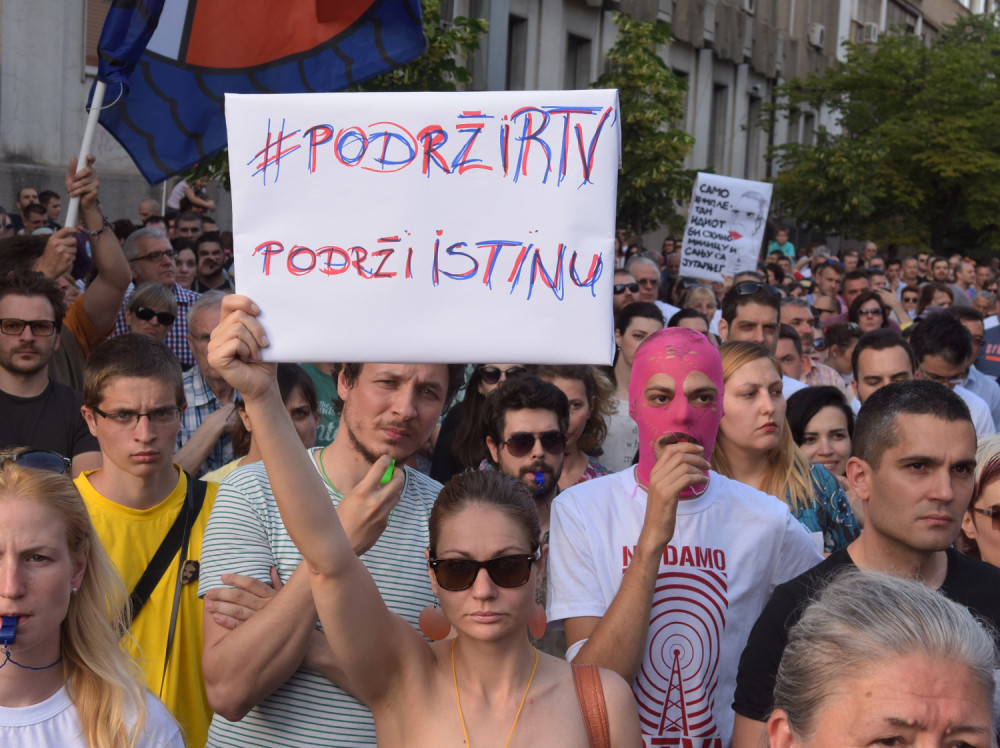Transparent "Podrži RTV" na mostu koji vodi na Exit