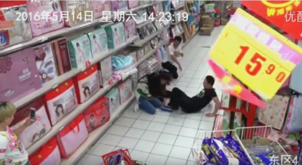 Zaposeo je đavo u samoposluzi (VIDEO)