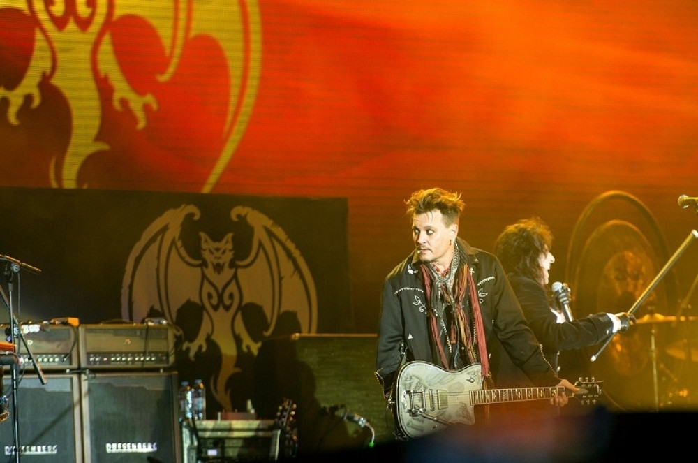 Gitaristi pozlilo dok je svirao sa Džonijem Depom (VIDEO)