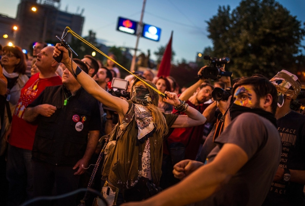 Automobil uleteo među demonstrante