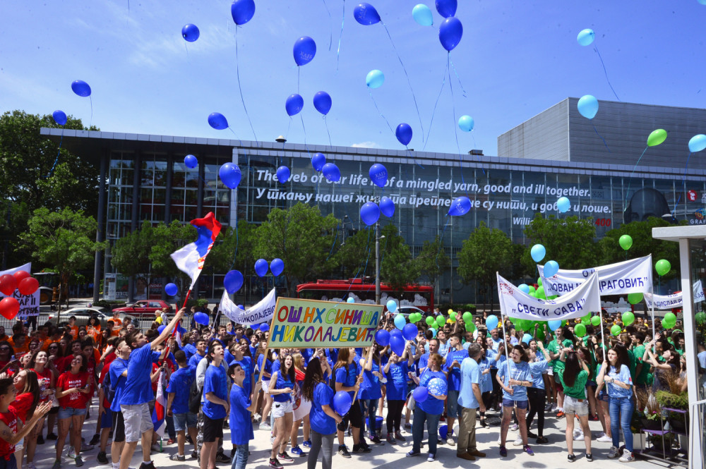 Maturanti defiluju Beogradom (VIDEO)