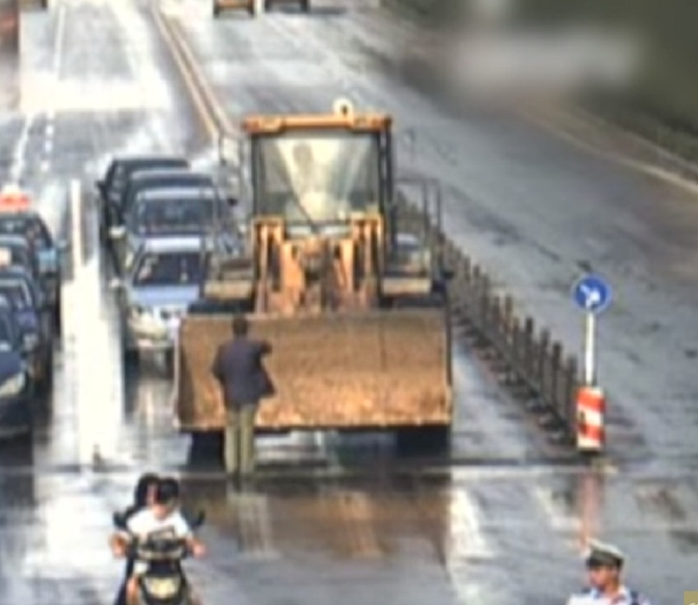 Pomahnitalo buldožer ULETEO U KUĆU, vozač ISPAO iz mašine!