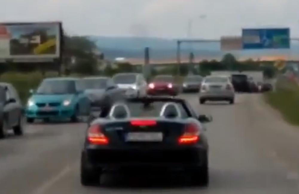 Bezobzirni vozač divljao ispred vozila hitne pomoći (VIDEO)