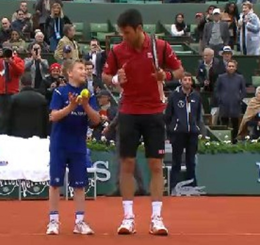 Nole ponovo pravio šou sa dečacima (FOTO)