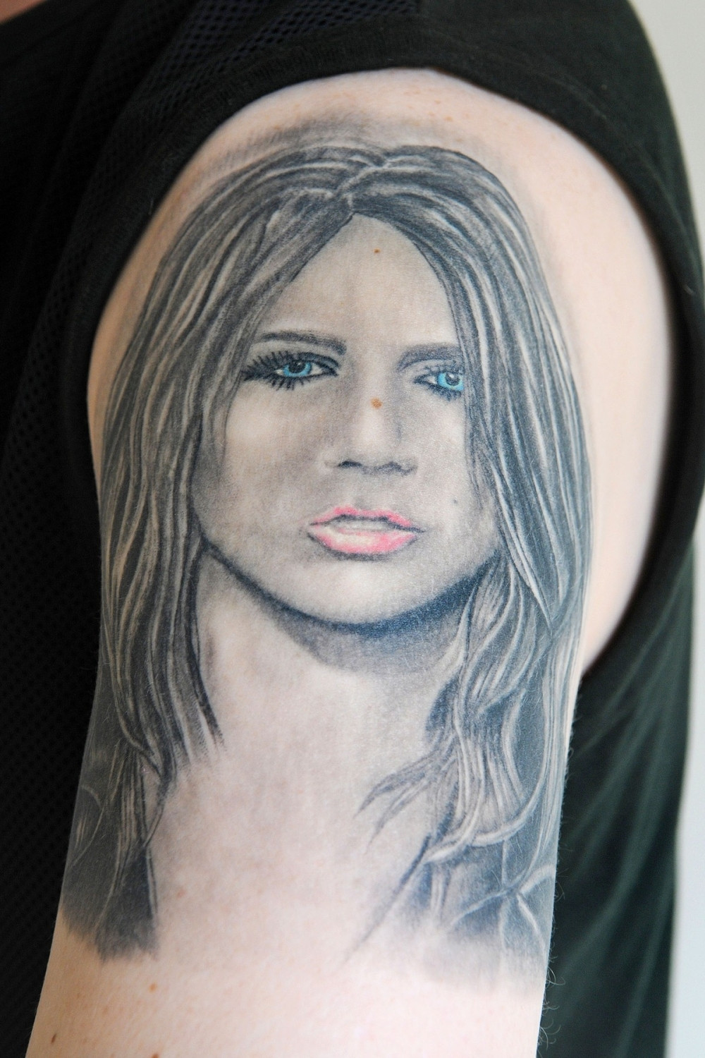 Najveći fan Majli Sajrus uklanja svih 29 njenih tetovaža (FOTO)