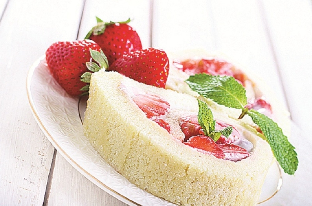 Rolat sa jagodama i vanilom se jednostavno sprema, a toliko je sočan da se TOPI U USTIMA!