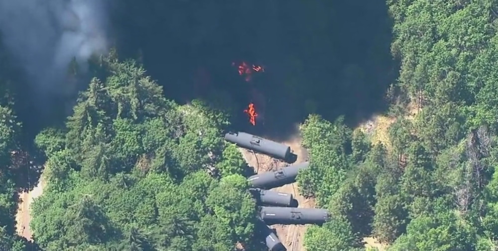 Voz iskočio iz šina i zapalio se! (FOTO + VIDEO)