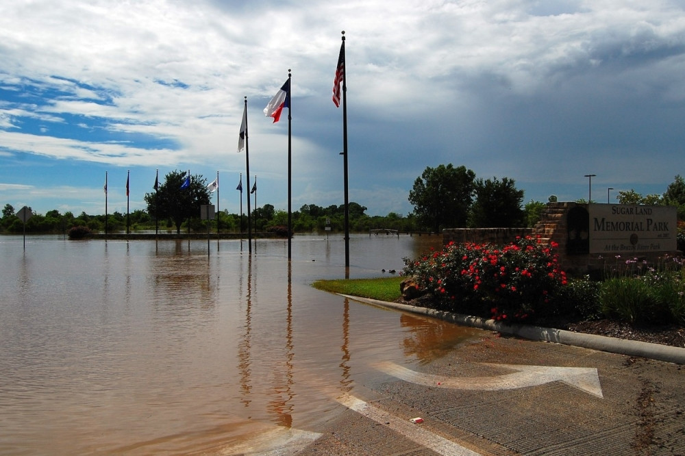 Najmanje 16 poginulih u poplavama!