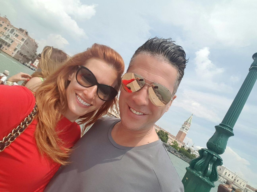 Željko i Jovana uhvaćeni iza bine u ljubavnom zanosu: Pevač je ne ispušta iz ruku (VIDEO)