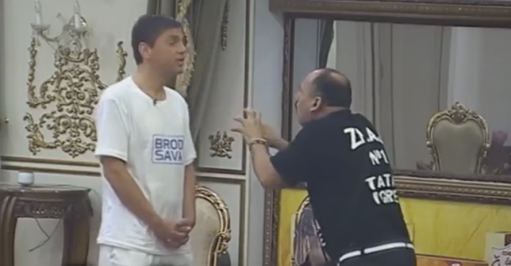 Zmaj tripuje da je pas! (VIDEO)