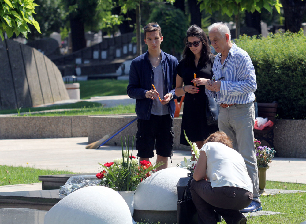 Unuci posetili Batin grob (FOTO)