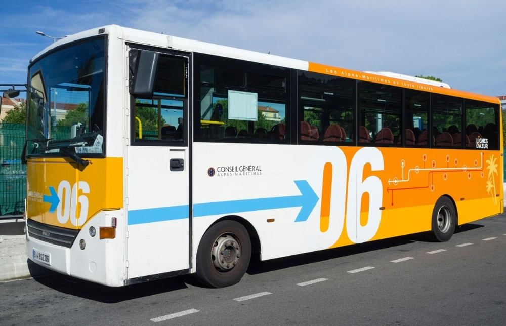 Napadnut autobus sa češkim turistima!