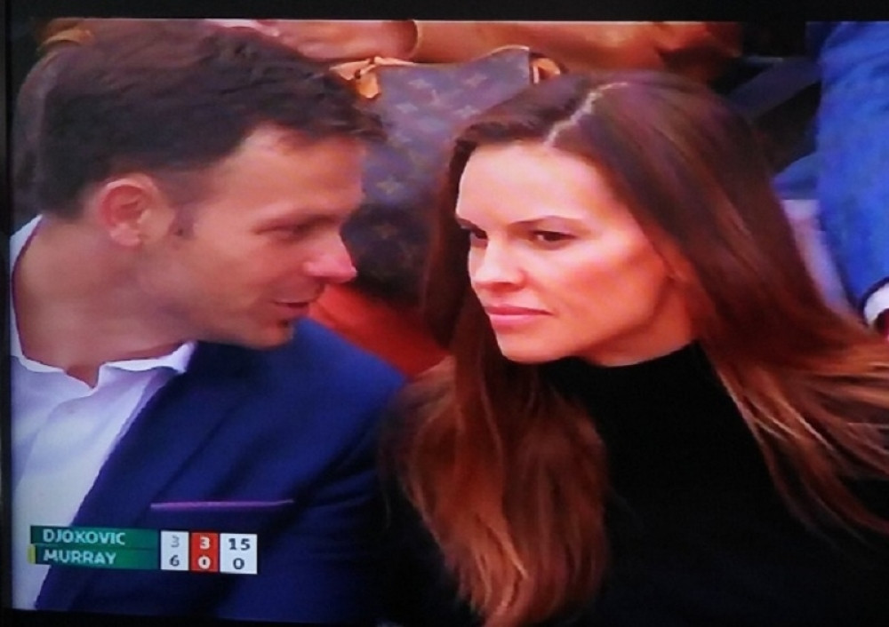 Siniša Mali u društvu Hilari Svonk prati finale Rolan Garosa