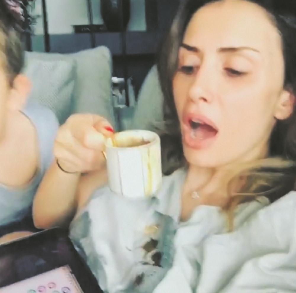 Emina uz kafu uči sina engleski (VIDEO)