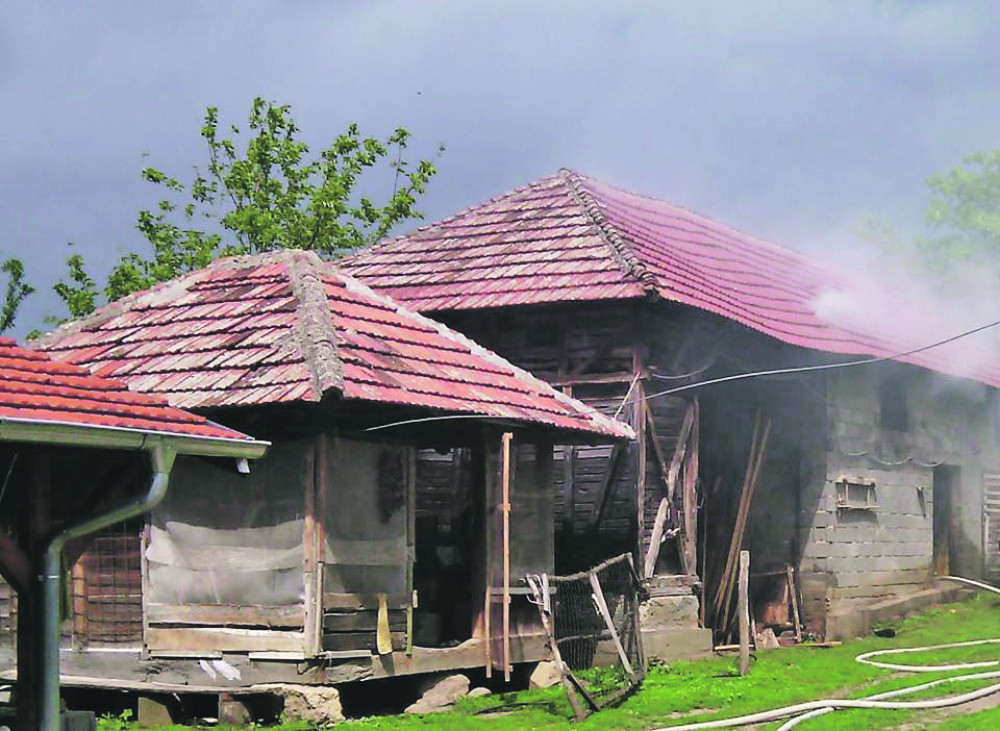 Grom udario u kuće, a protivgradna raketa u pumpu!